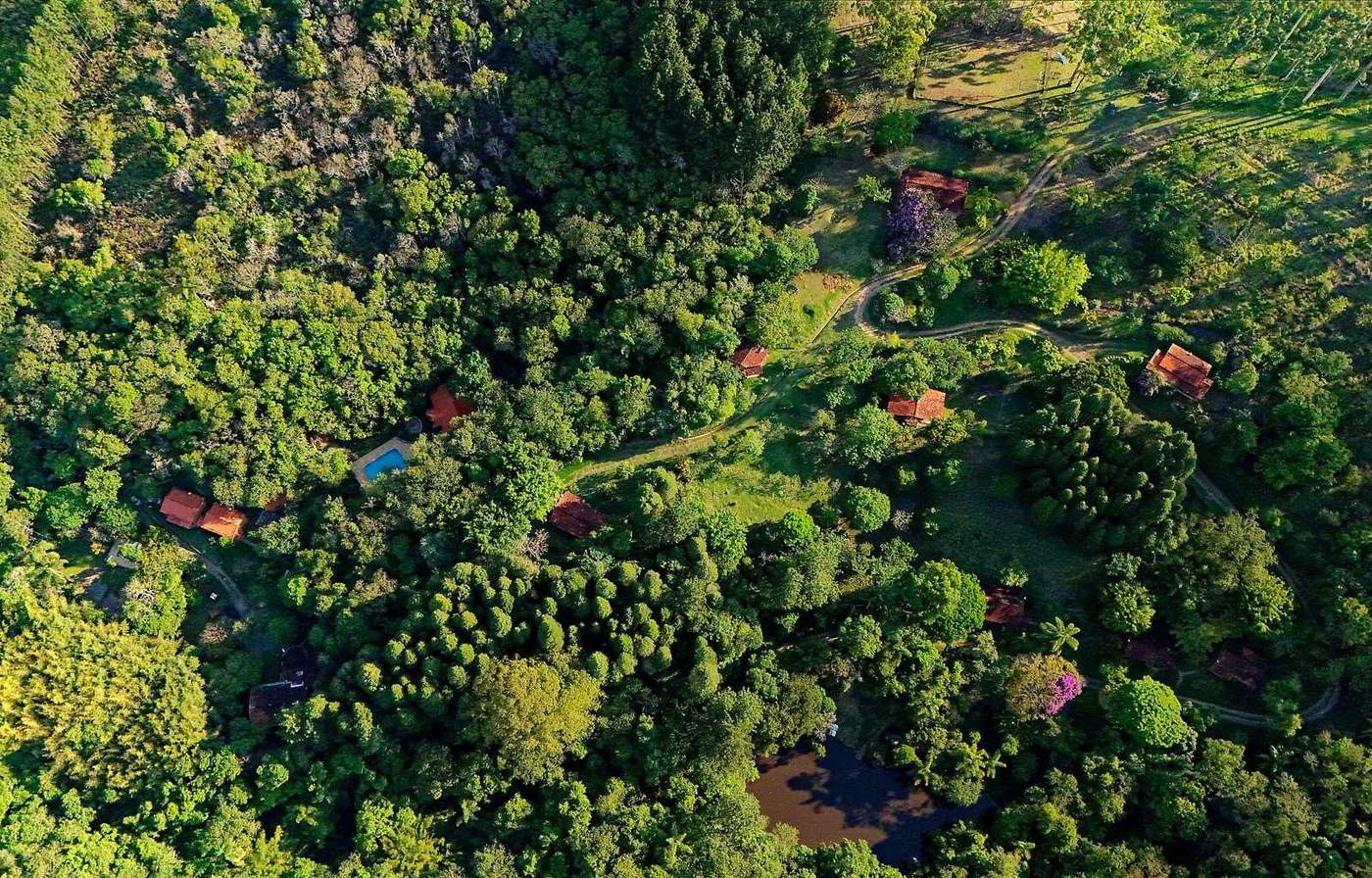 Vista aérea da Pousada Roca em Ibiúna — 8 hectares de Mata Atlântica